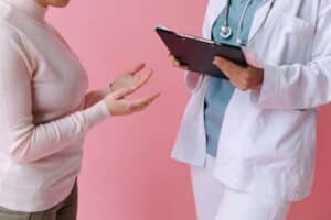 vrouw met PCOS die nadenkt over afslankmedicatie zoals Ozempic of Mounjaro