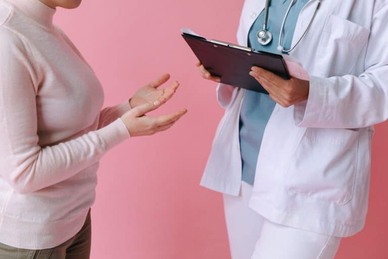 vrouw met PCOS die nadenkt over afslankmedicatie zoals Ozempic of Mounjaro