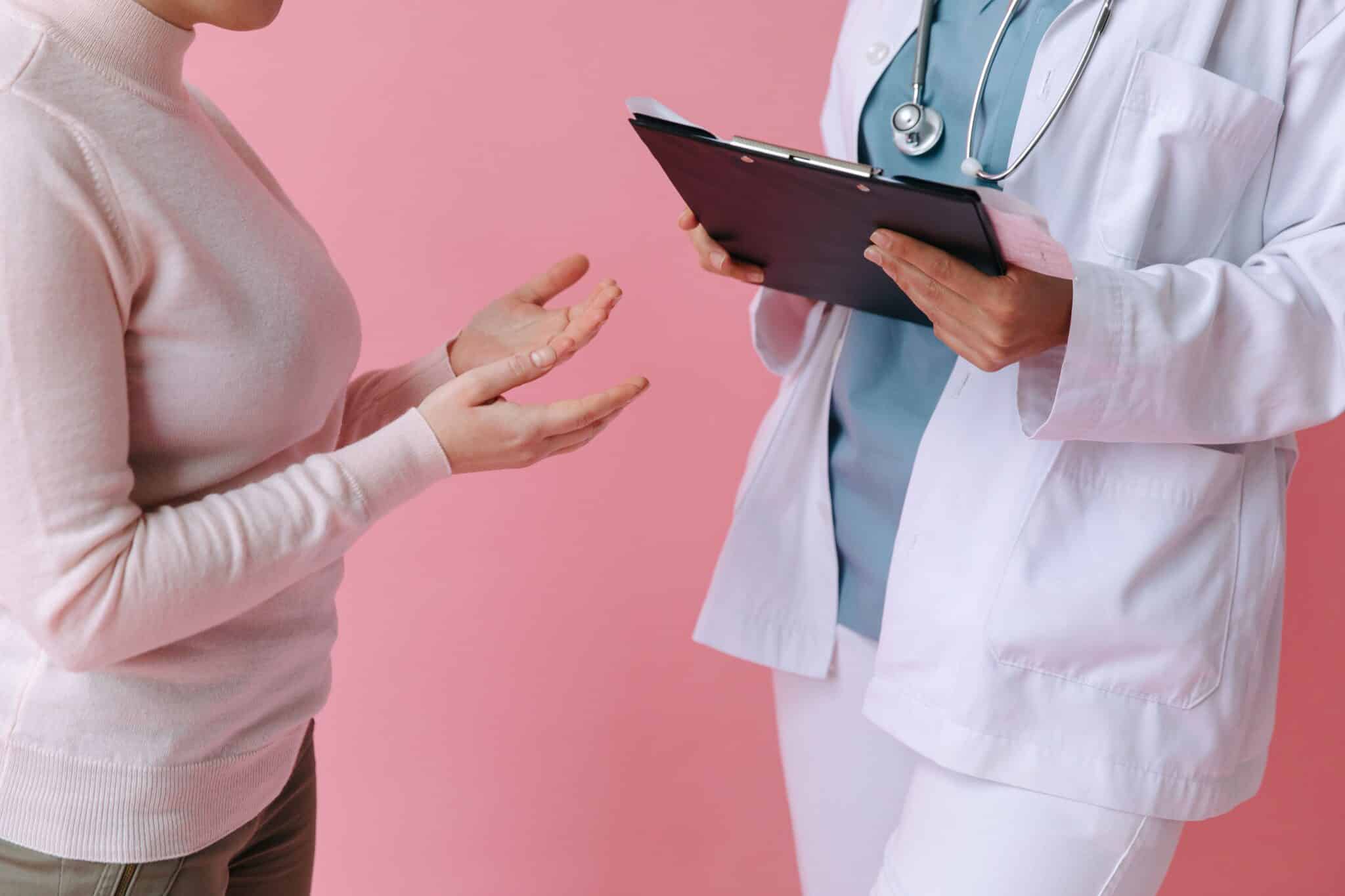 vrouw met PCOS die nadenkt over afslankmedicatie zoals Ozempic of Mounjaro